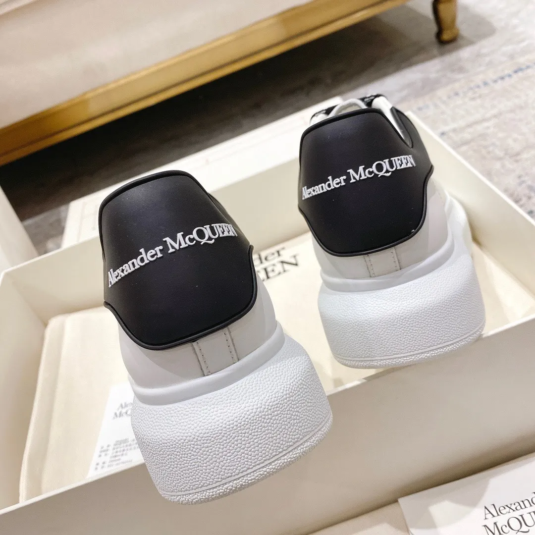 👟👟Ex-factory price 480👟👟 Women's shoes, women's clothing, new upgraded version, cost-effective Alexander Mcque*n Alexander McQueen classic white shoe series, all series upgraded, all lasted and adjusted to the original latest lasts, customized original glossy silk cowhide, original cowhide lining, original process color-sprayed buttonholes, no cracking or peeling paint The two raised bumps on the feet have also been restored to the original, and the outsole mold has been reopened. The material and color are completely consistent with the original. The original is made with full nail technology, and the latest uppercase and lowercase stitching font details. The original 👟👟factory price U+T👟👟factory price U vacuum